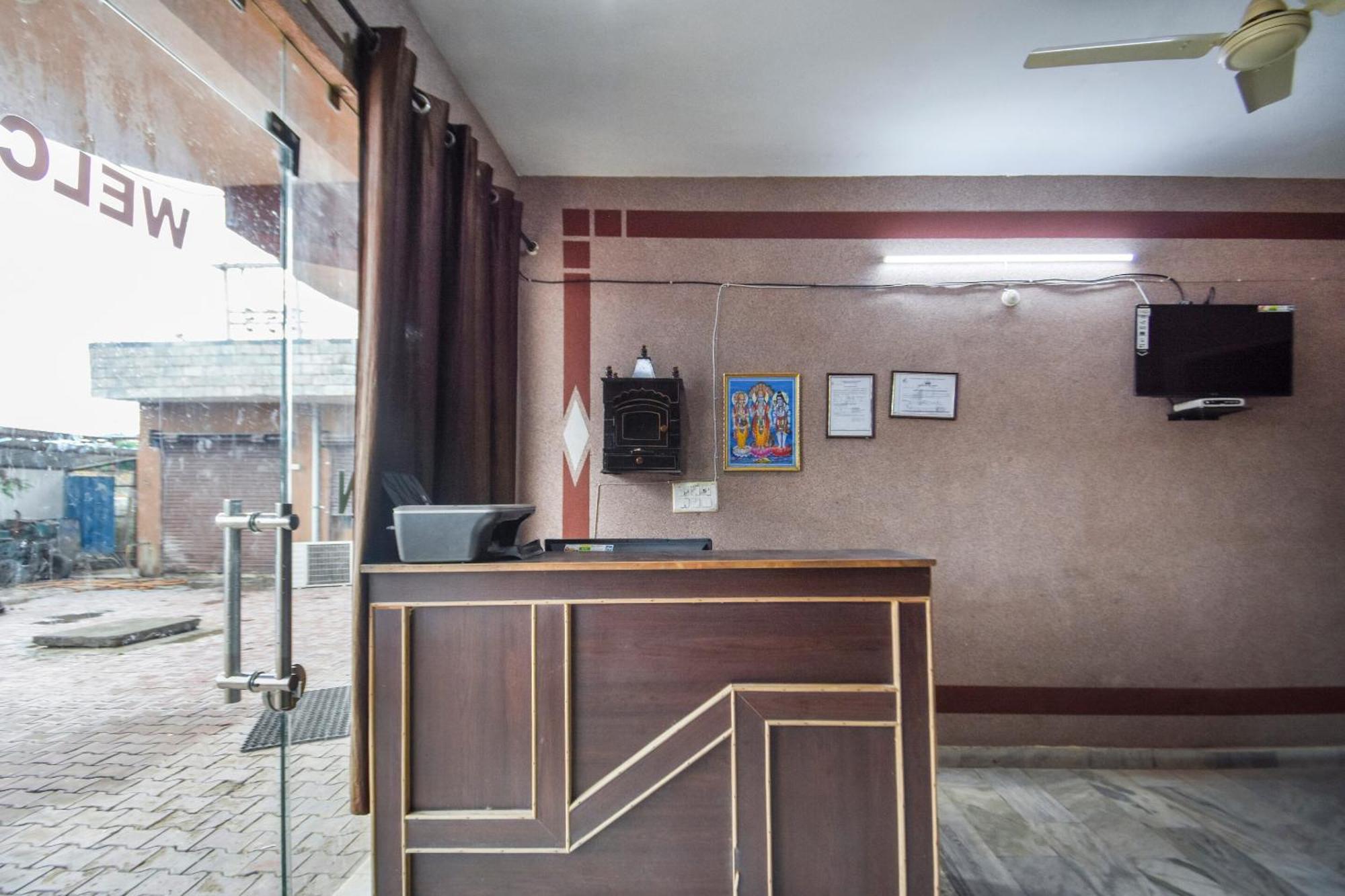 Oyo47040活力酒店 Nālāgarh 外观 照片