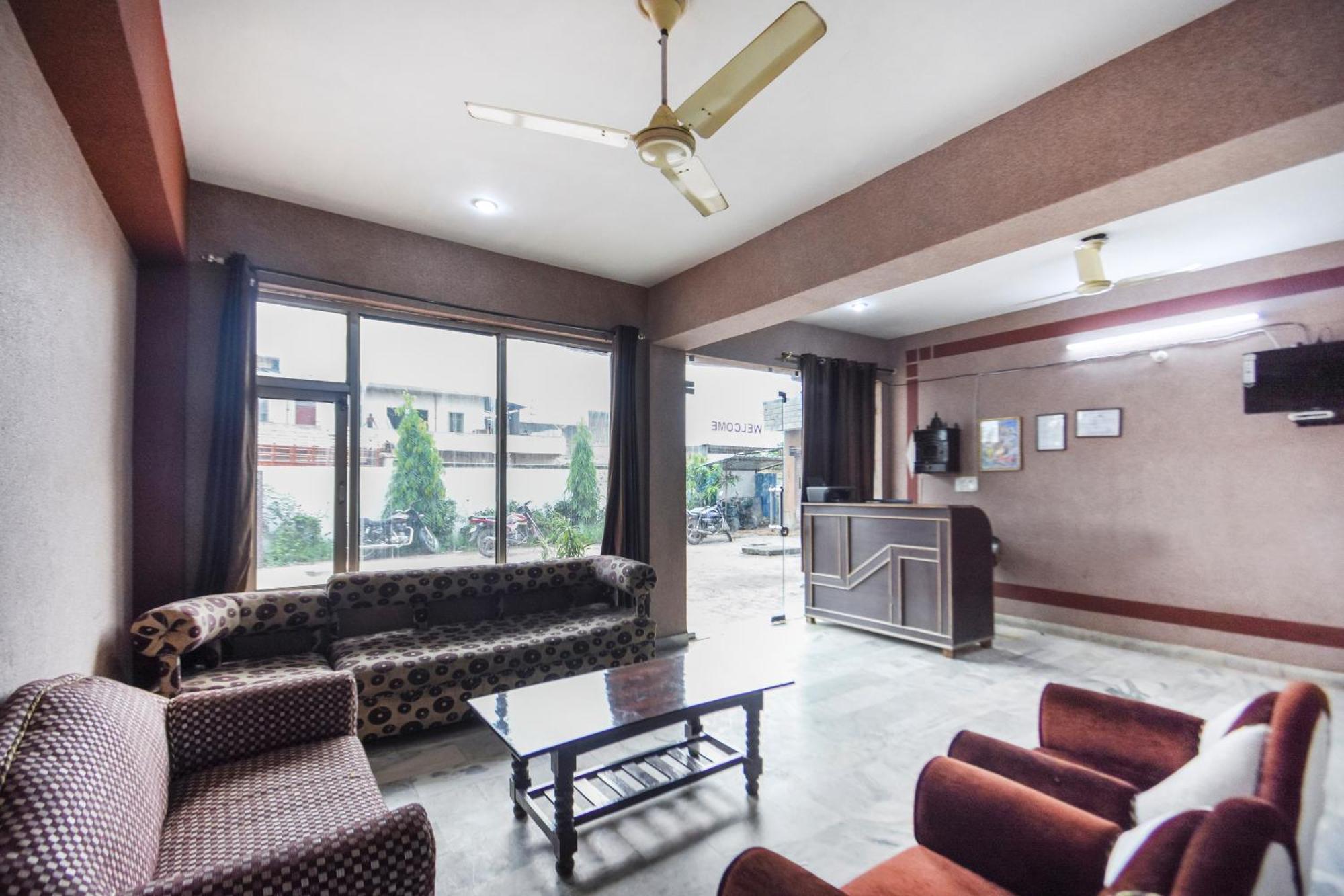 Oyo47040活力酒店 Nālāgarh 外观 照片